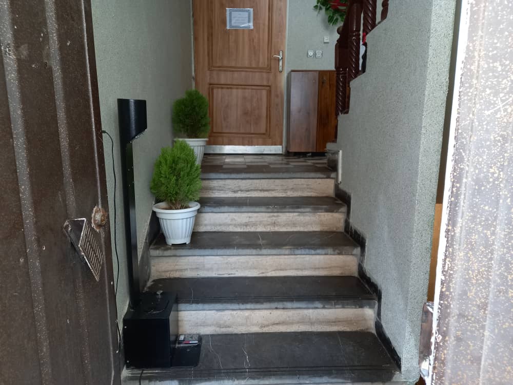 کتابخانه در اصفهان دکتر آذین گازر