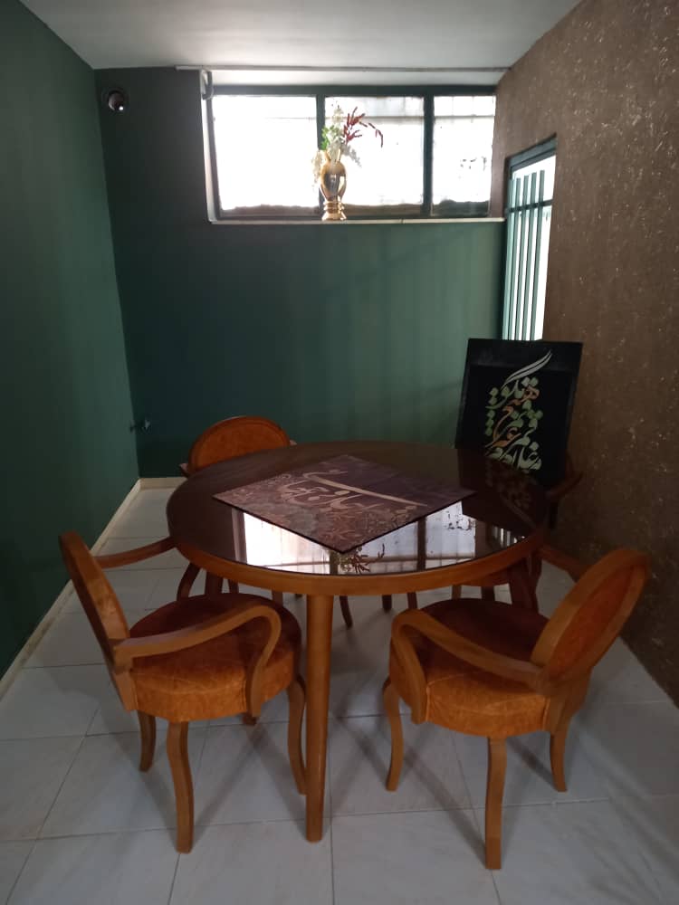 کتابخانه در اصفهان دکتر آذین گازر