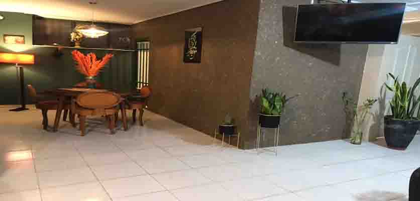 کتابخانه در اصفهان دکتر آذین گازر