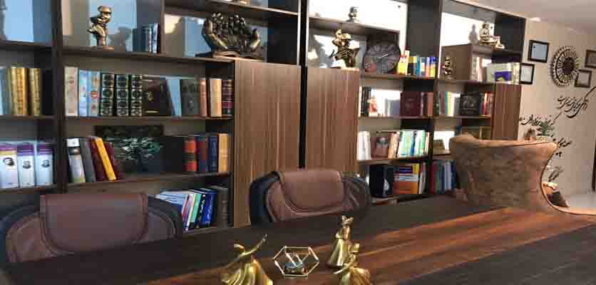 کتابخانه در اصفهان دکتر آذین گازر
